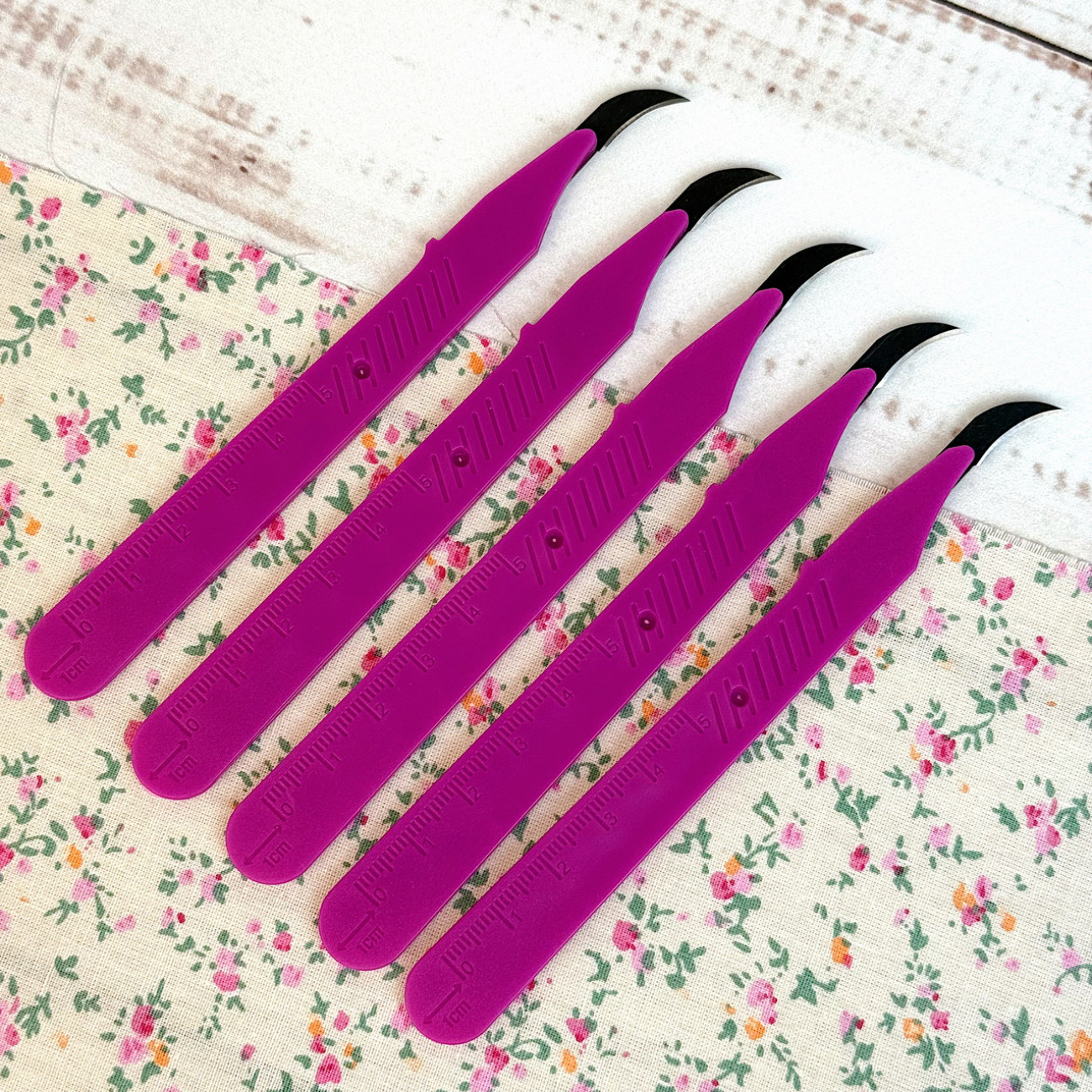 Розпорювач швів вигнутий фуксія