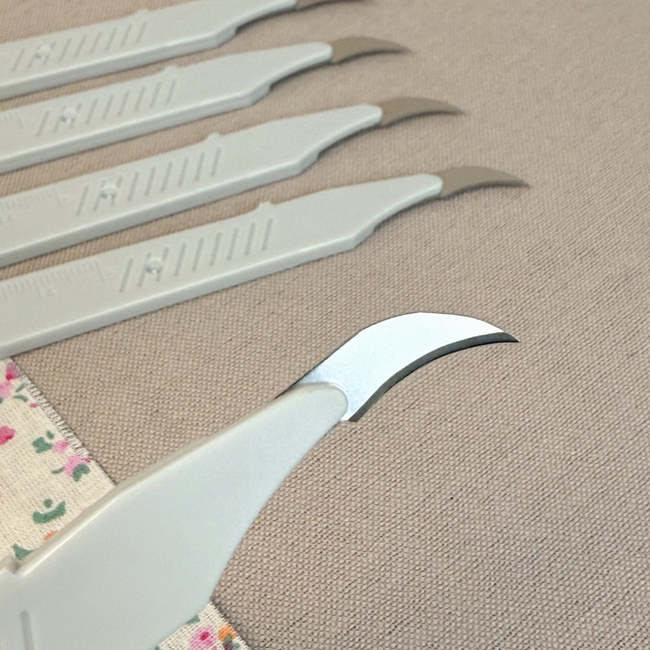 Розпорювач швів вигнутий молочний