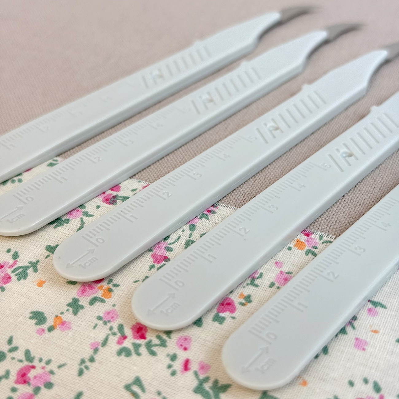 Розпорювач швів вигнутий молочний