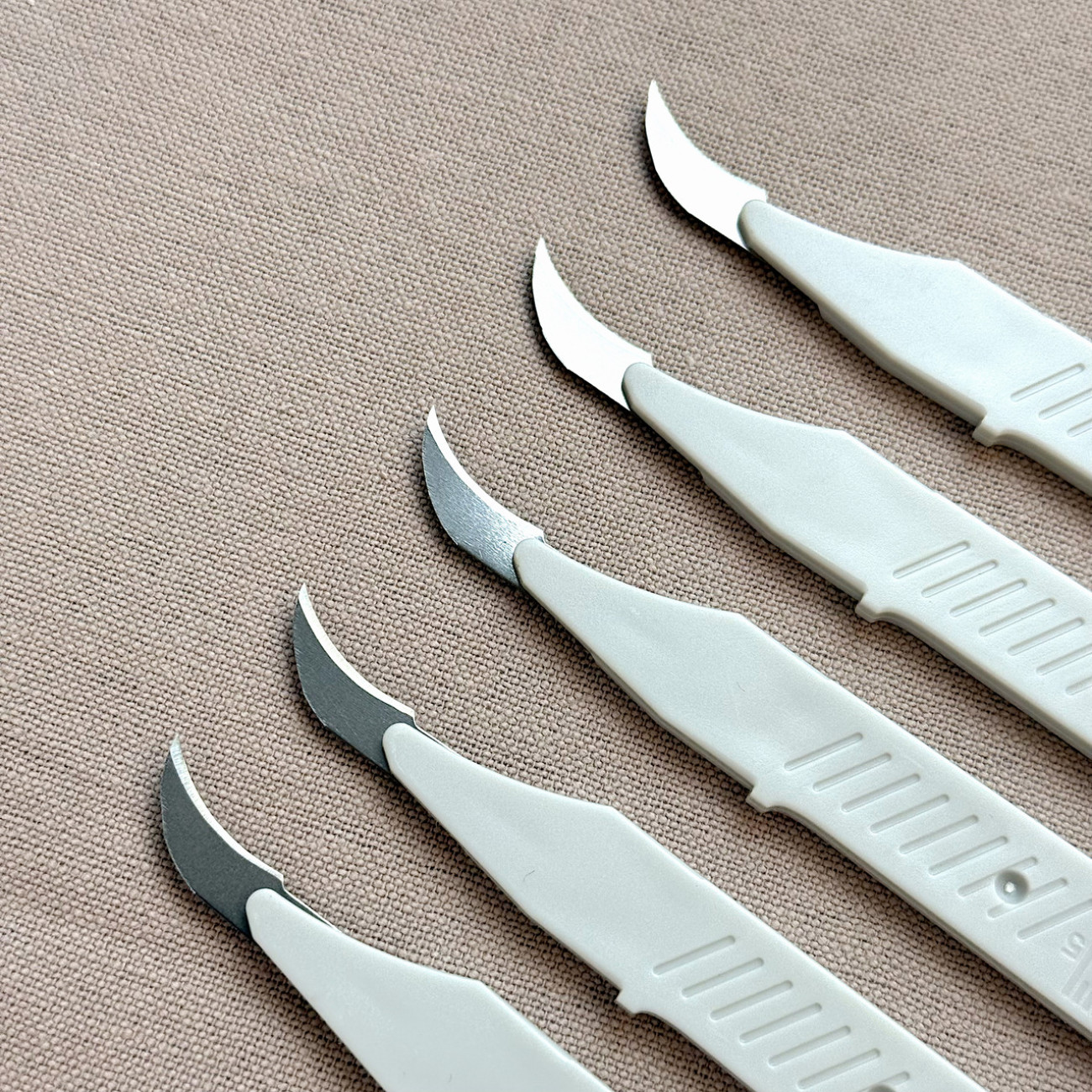 Розпорювач швів вигнутий молочний