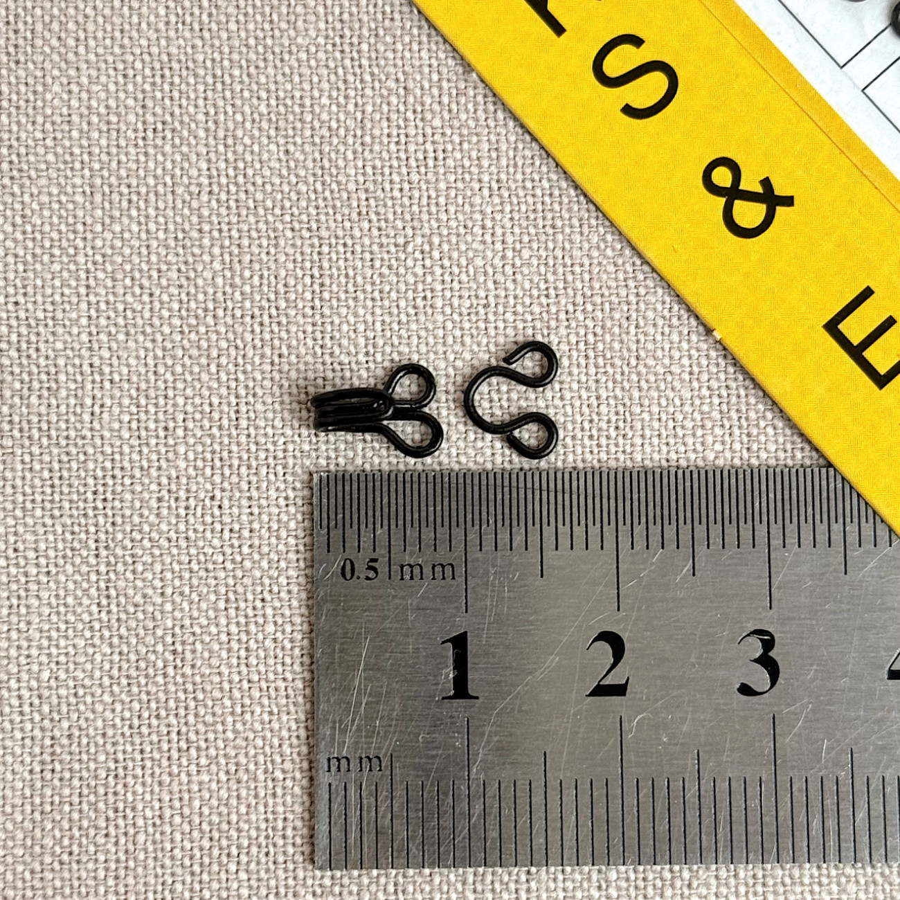 Гачок - петля №1 чорний для одягу та білизни