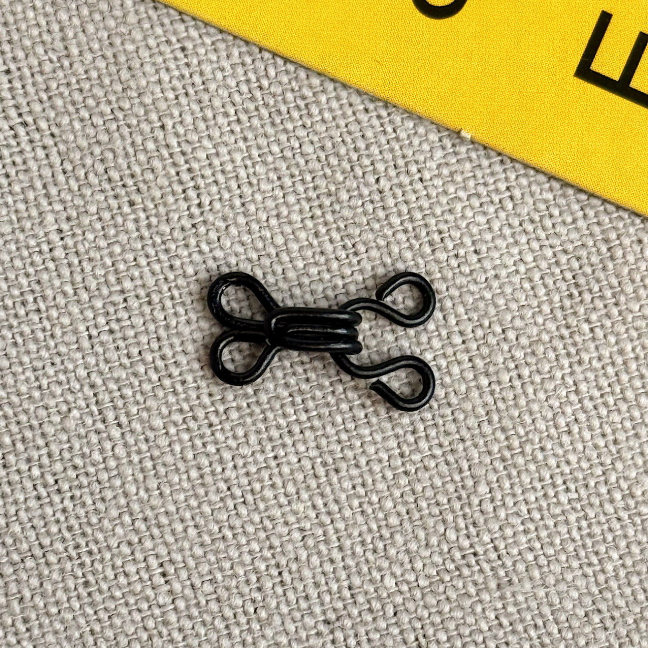 Гачок - петля №1 чорний для одягу та білизни