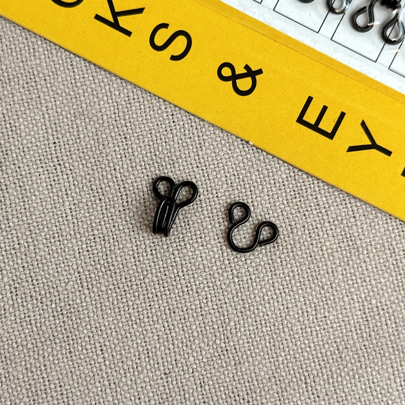 Гачок - петля №1 чорний для одягу та білизни