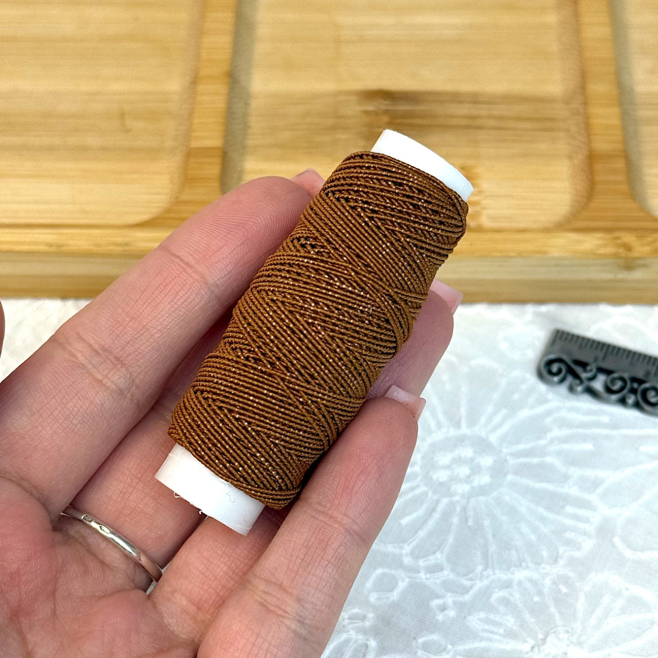 Нитка-резинка (спандекс), коричнева