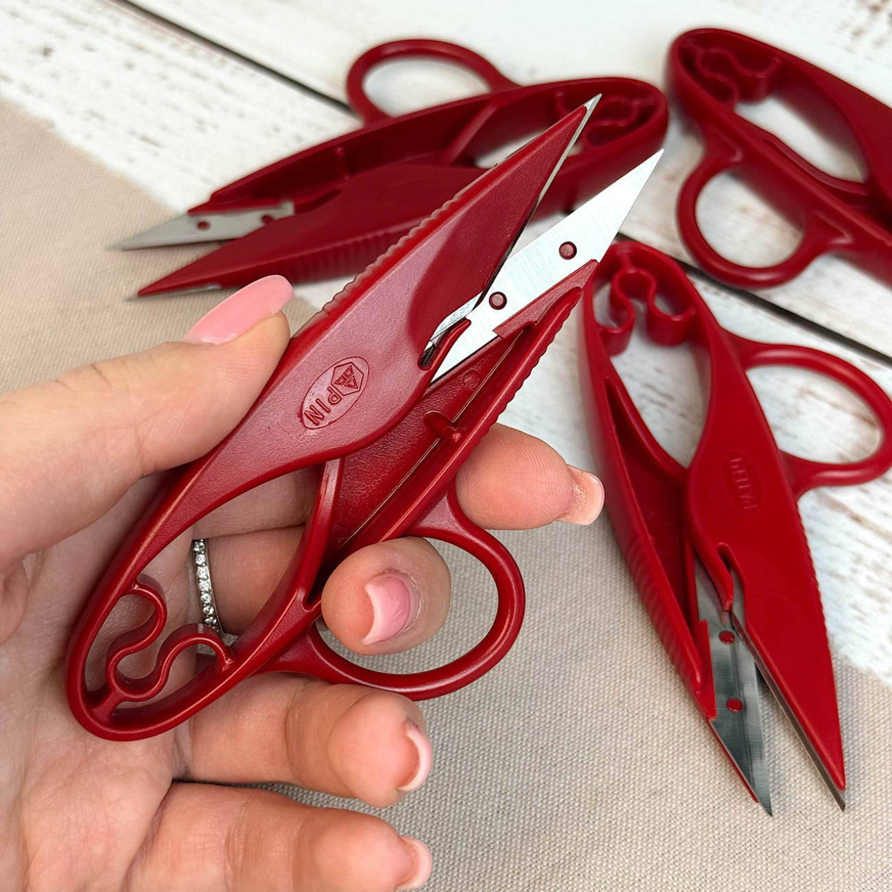 Сніппер PIN-1155 червоний з петелькою