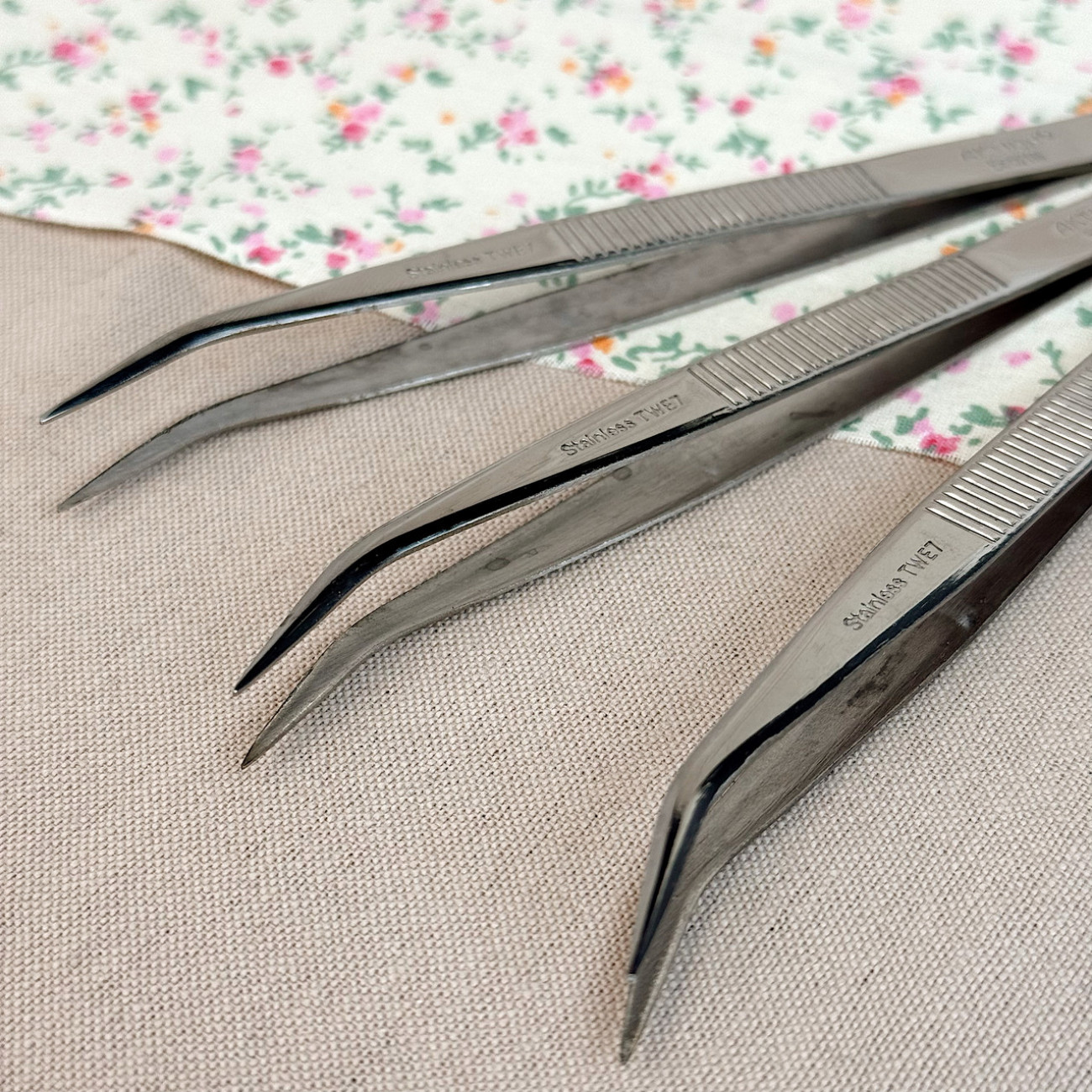 Антистатичний пінцет вигнутий Aktion TWE-7A, сріблястий