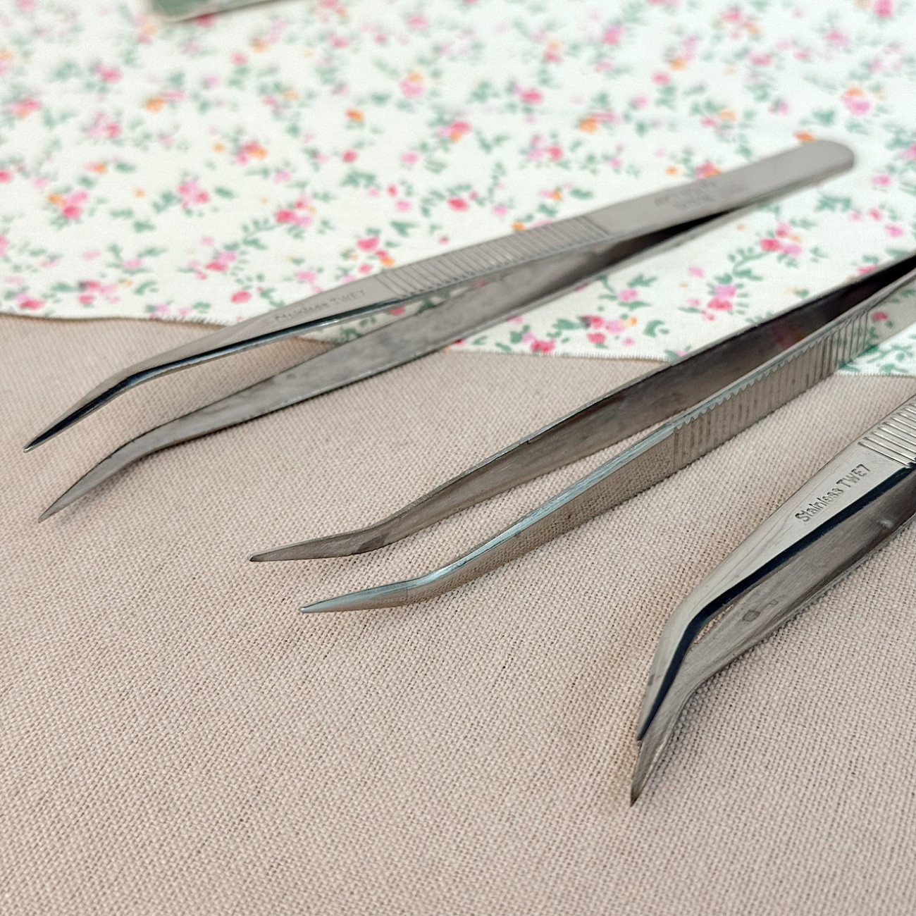 Антистатичний пінцет вигнутий Aktion TWE-7A, сріблястий