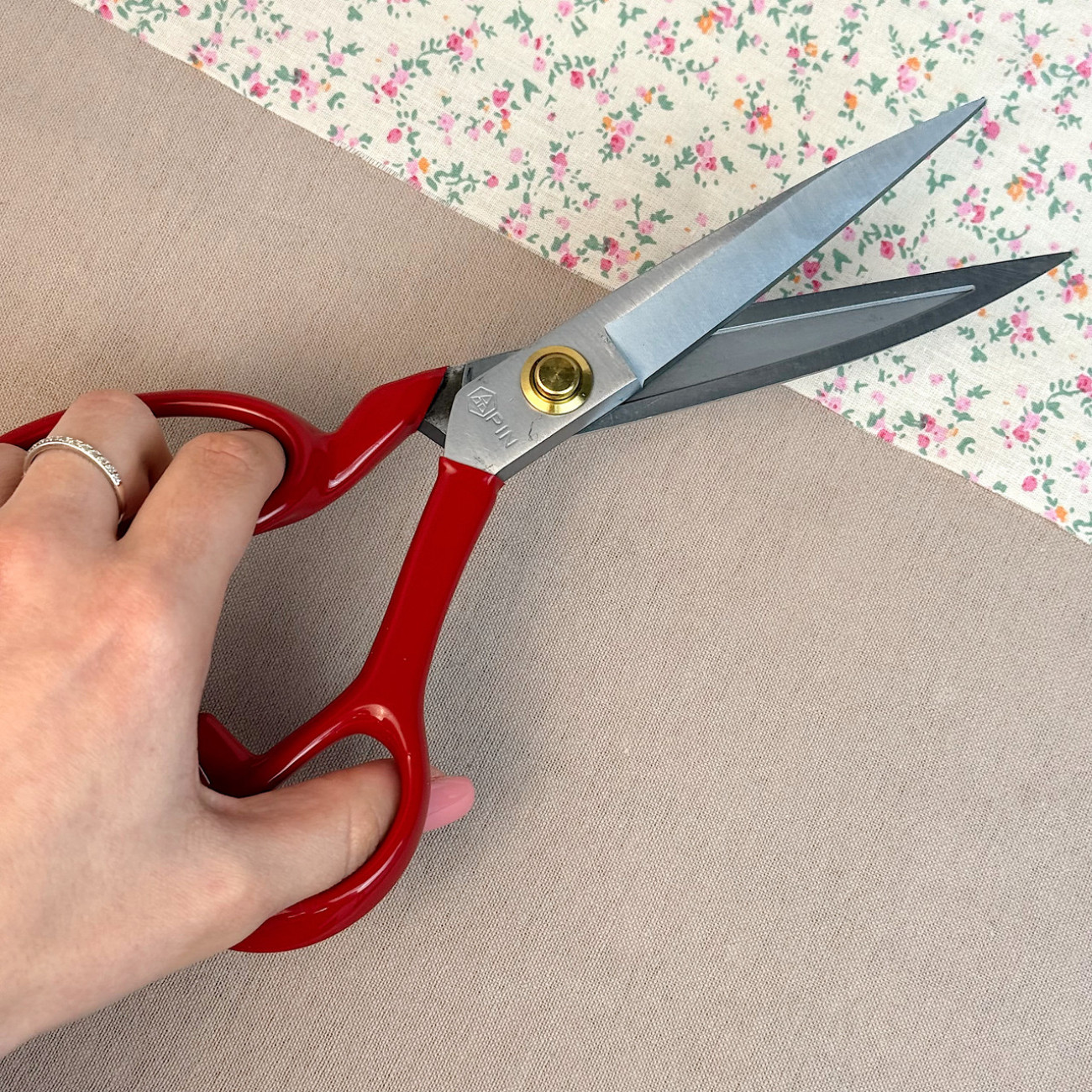 Ножиці кравецькі PIN-1094 (9 дюймів) з червоними ручками