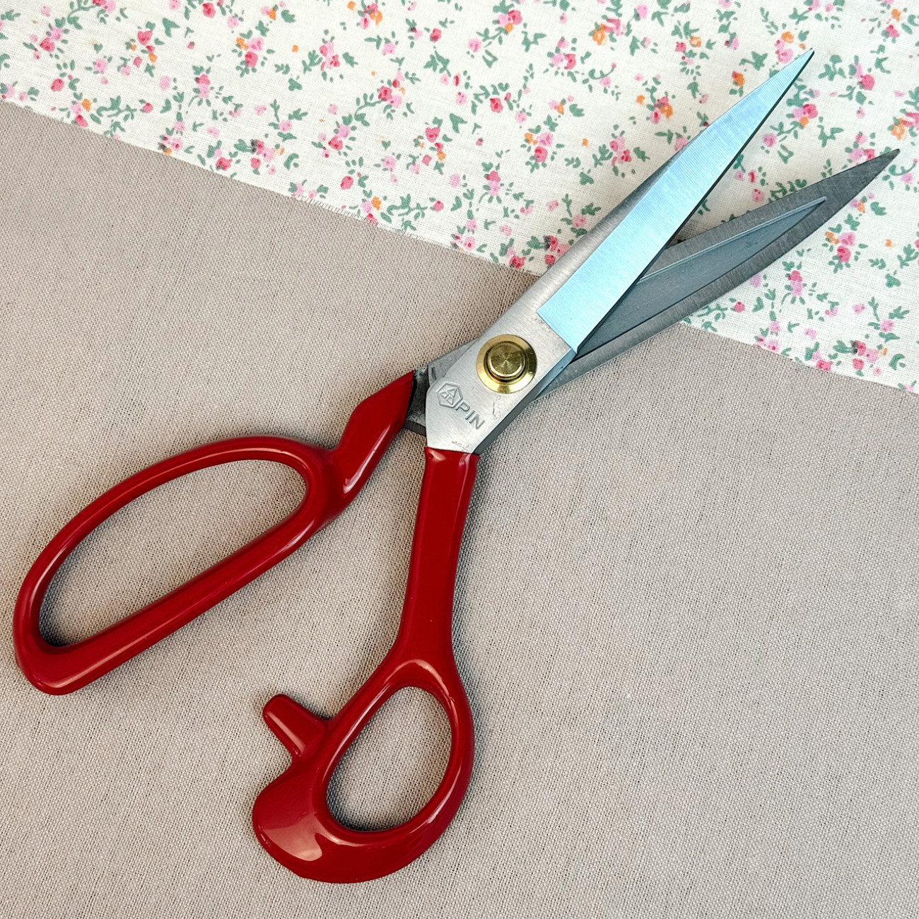 Ножиці кравецькі PIN-1094 (9 дюймів) з червоними ручками