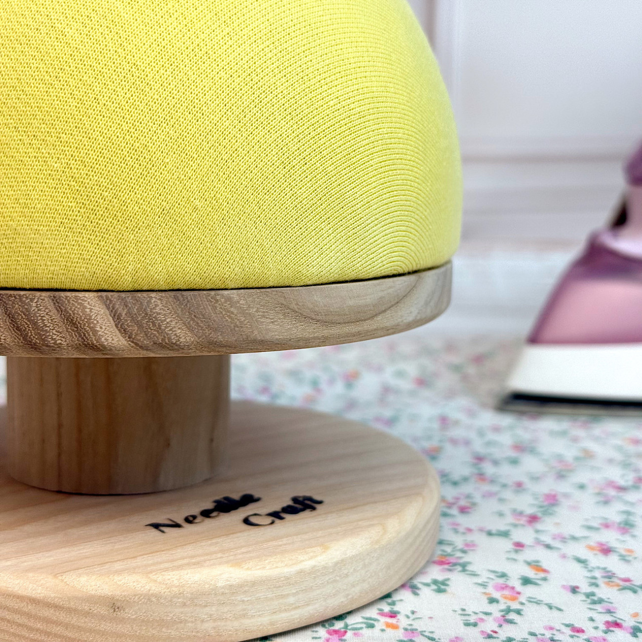 Кравецька колодка для ВТО Needle Craft Груди на підставці 14 см Жовта