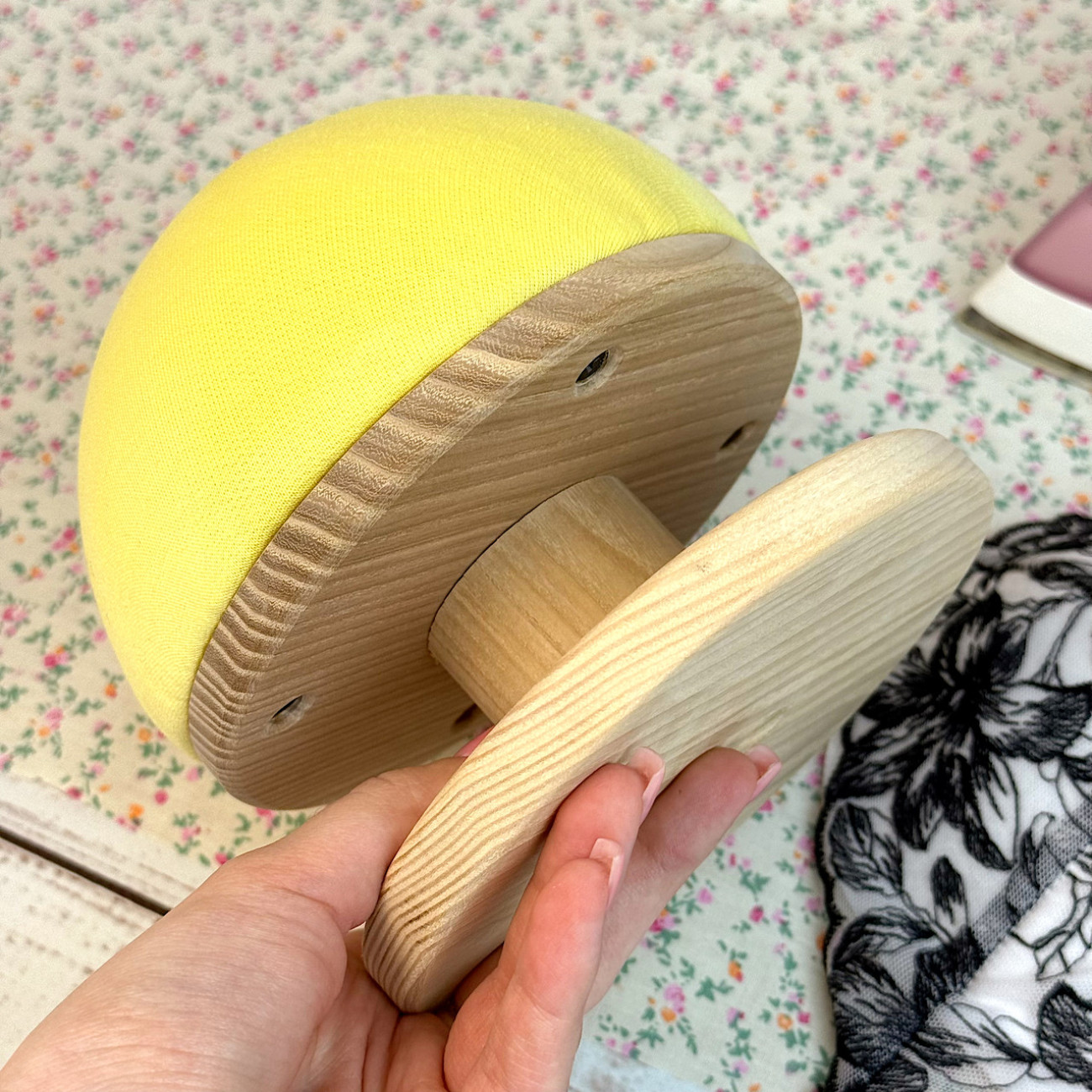 Кравецька колодка для ВТО Needle Craft Груди на підставці 14 см Жовта