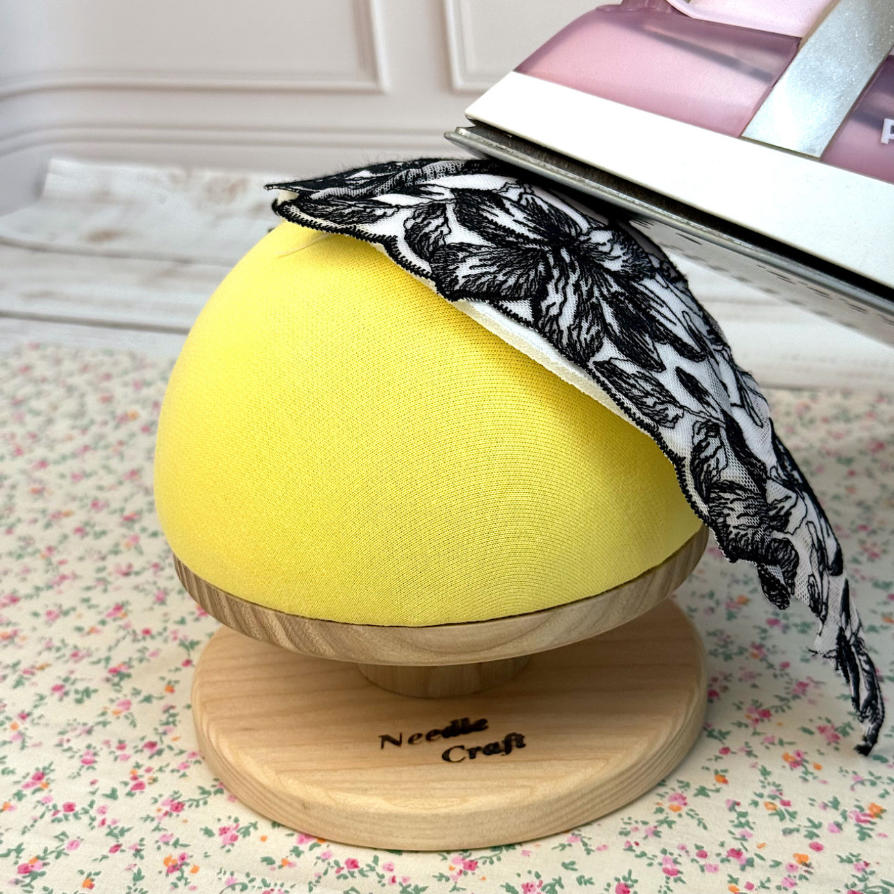 Кравецька колодка для ВТО Needle Craft Груди на підставці 14 см Жовта