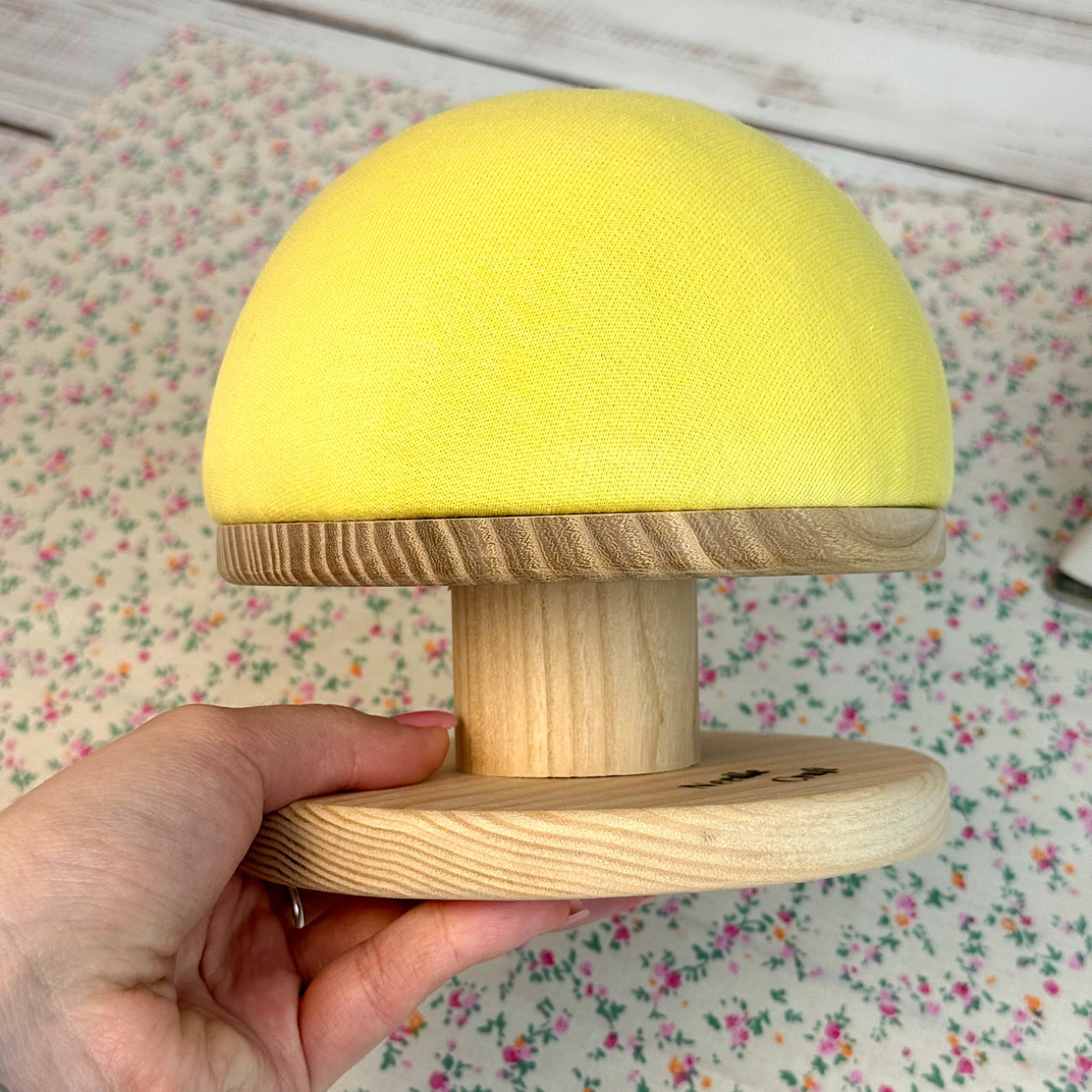 Кравецька колодка для ВТО Needle Craft Груди на підставці 14 см Жовта