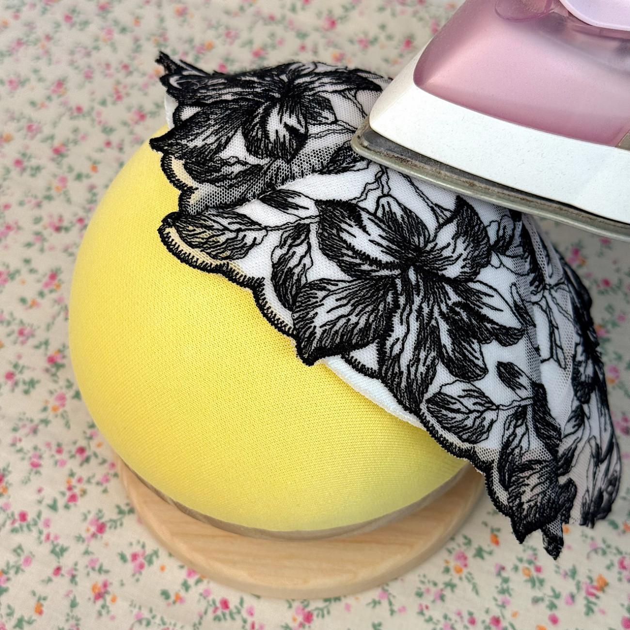 Кравецька колодка для ВТО Needle Craft Груди на підставці 14 см Жовта