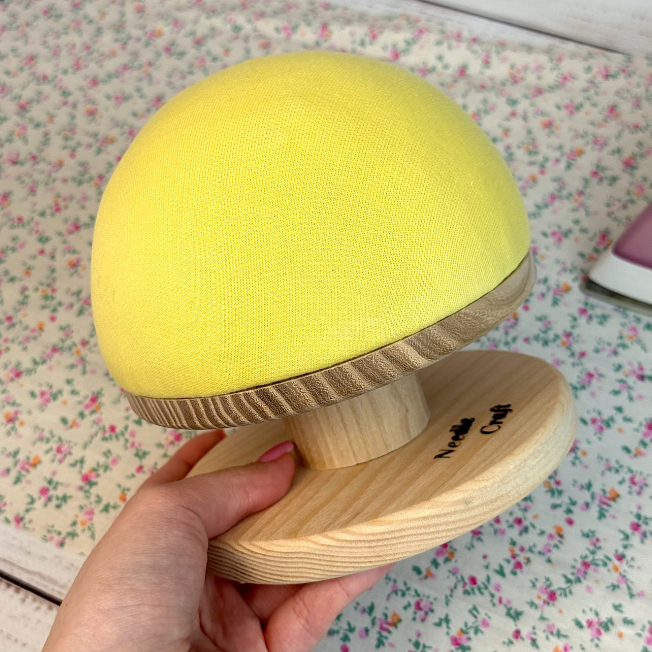 Кравецька колодка для ВТО Needle Craft Груди на підставці 14 см Жовта