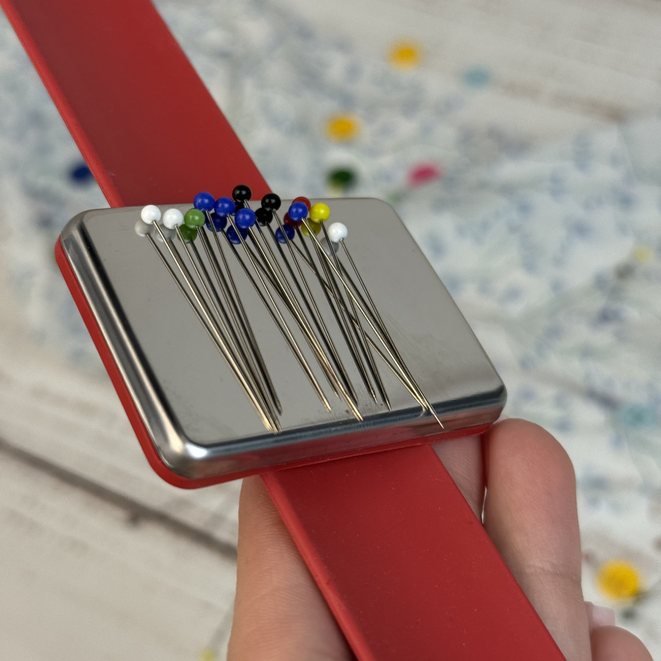 Гольниця-браслет магнітна (червона)