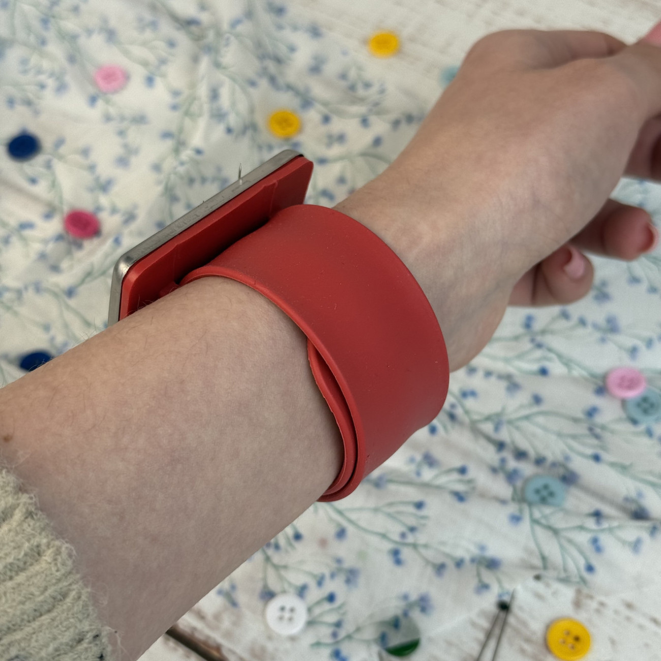 Гольниця-браслет магнітна (червона)