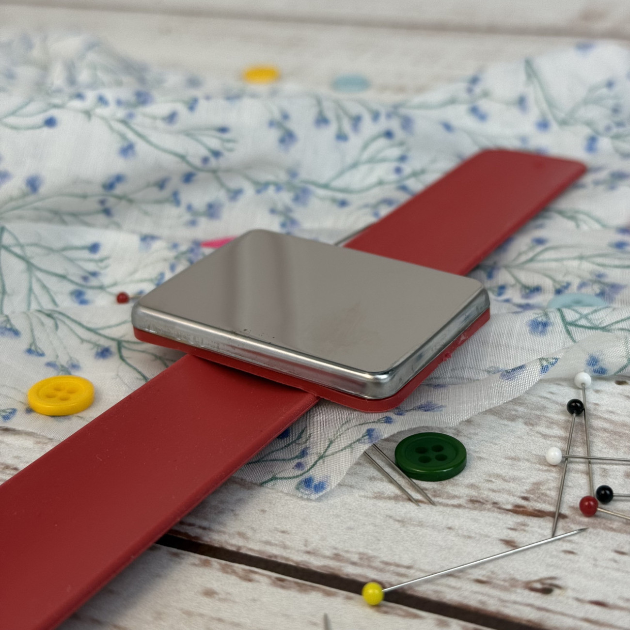 Гольниця-браслет магнітна (червона)