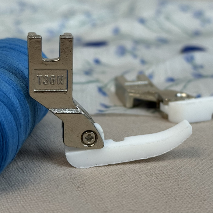 Лапка T36N фторопластова правостороння вузька для вшивання блискавки для промислових швейних машин