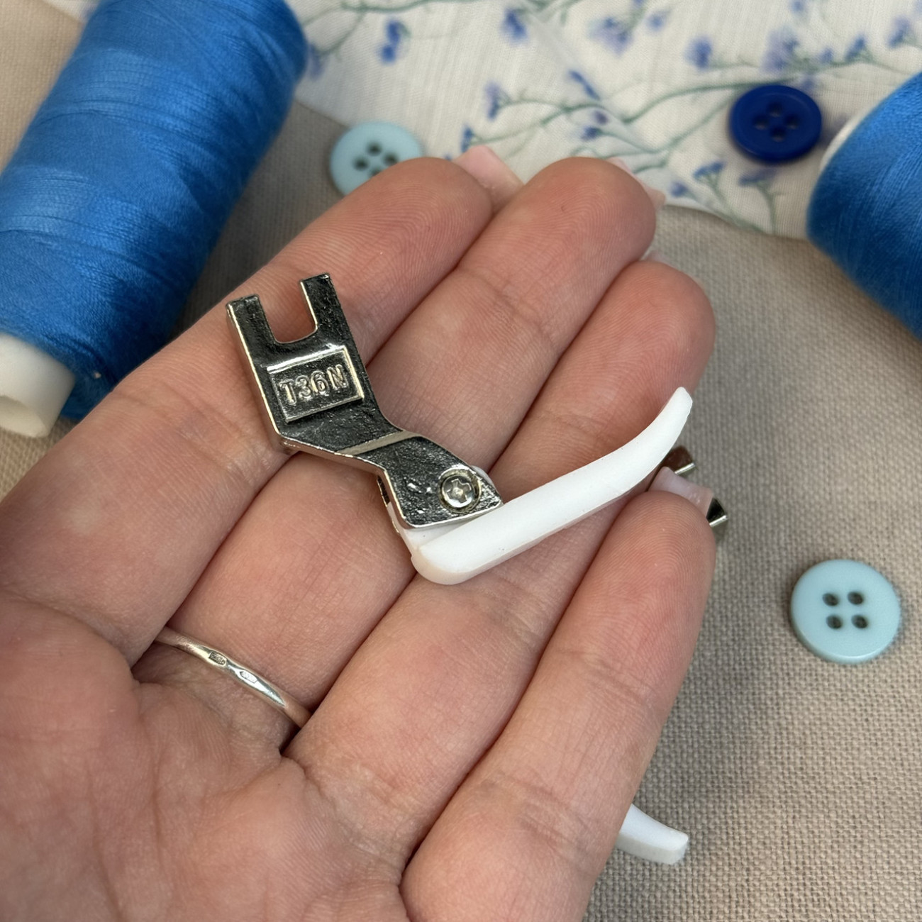 Лапка T36N фторопластова правостороння вузька для вшивання блискавки для промислових швейних машин