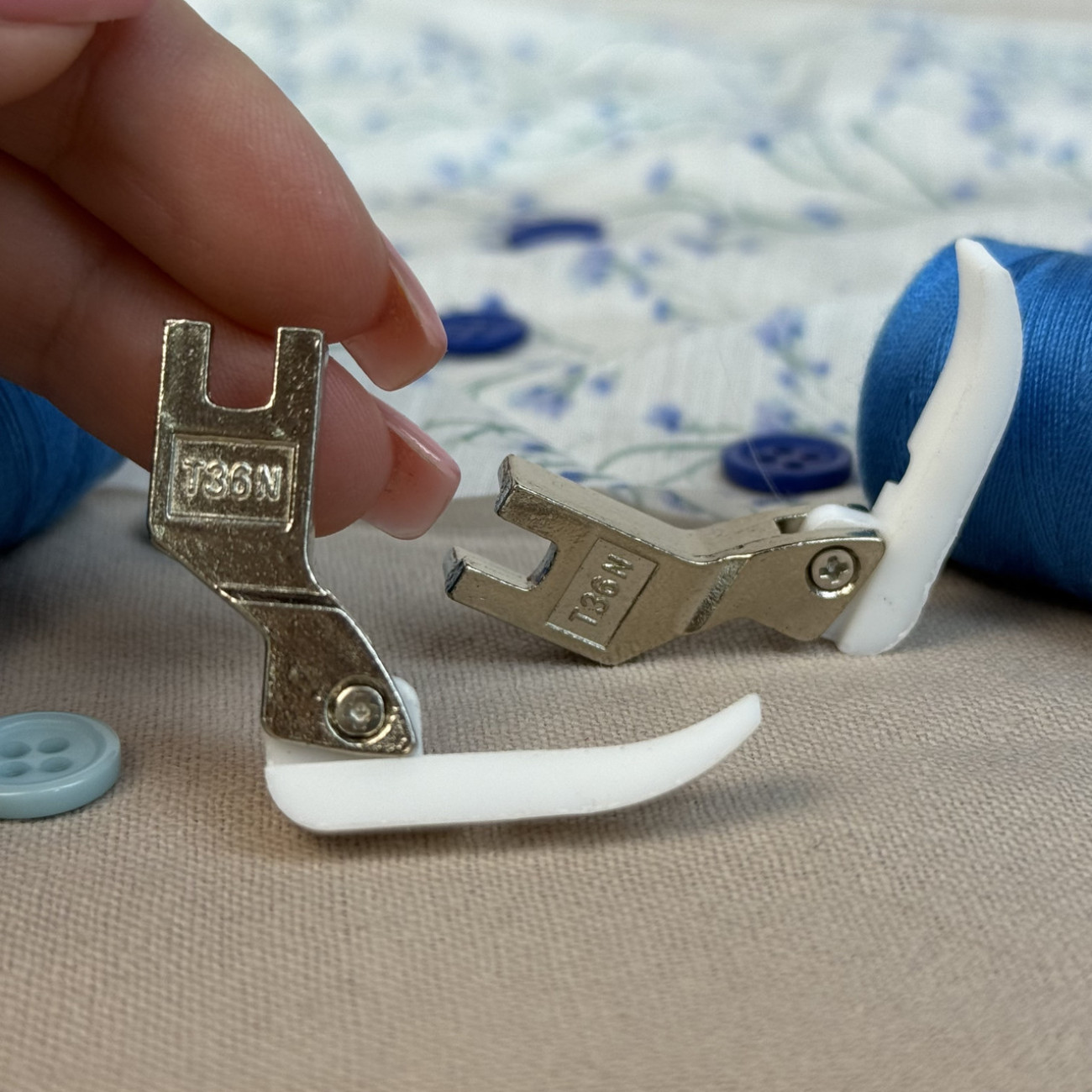 Лапка T36N фторопластова правостороння вузька для вшивання блискавки для промислових швейних машин