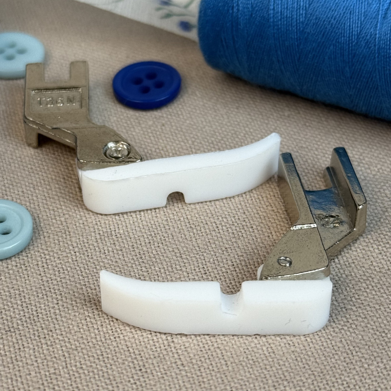 Лапка T36N фторопластова правостороння вузька для вшивання блискавки для промислових швейних машин