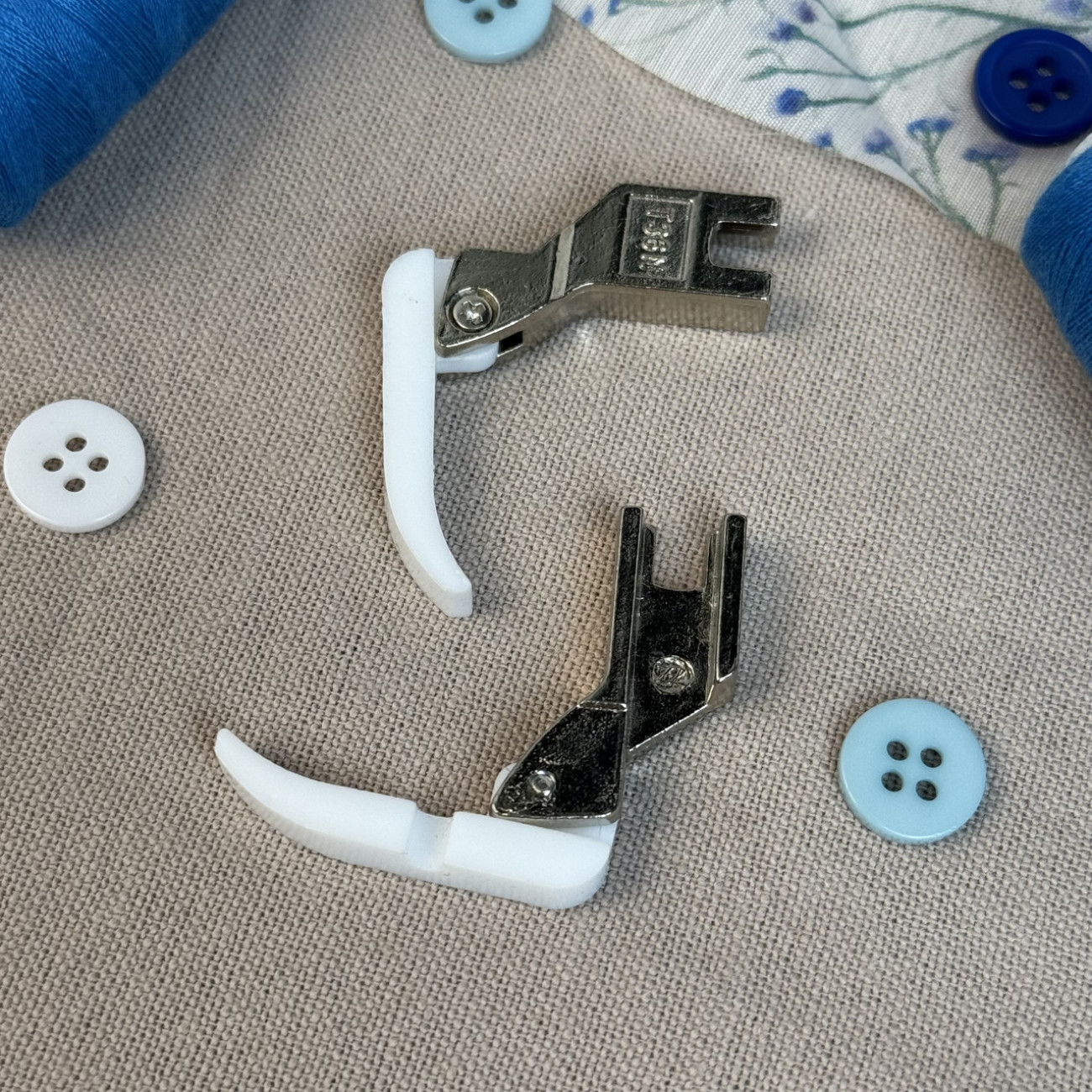 Лапка T36N фторопластова правостороння вузька для вшивання блискавки для промислових швейних машин