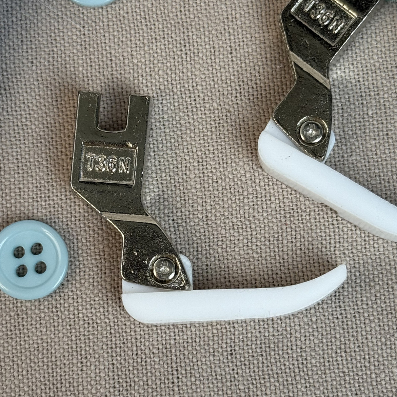 Лапка T36N фторопластова правостороння вузька для вшивання блискавки для промислових швейних машин