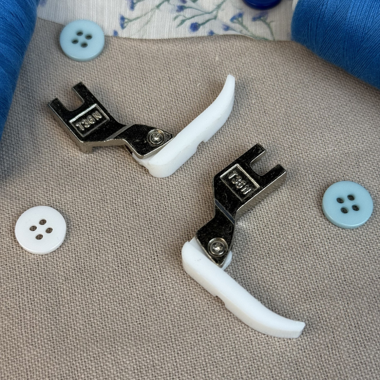 Лапка T36N фторопластова правостороння вузька для вшивання блискавки для промислових швейних машин