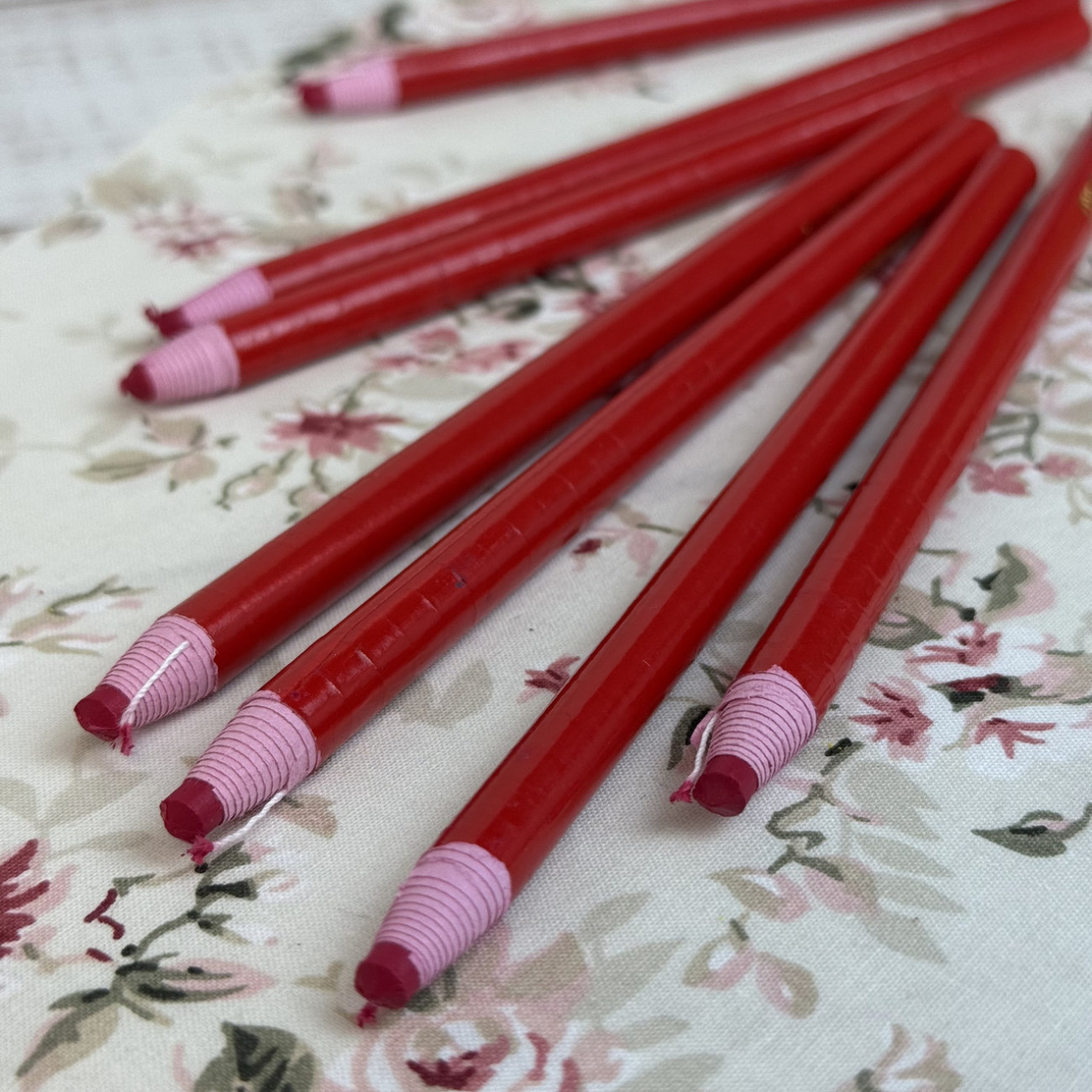 Олівець Standart для розмітки на тканині червоний, самозаточувальний (водозмивний)