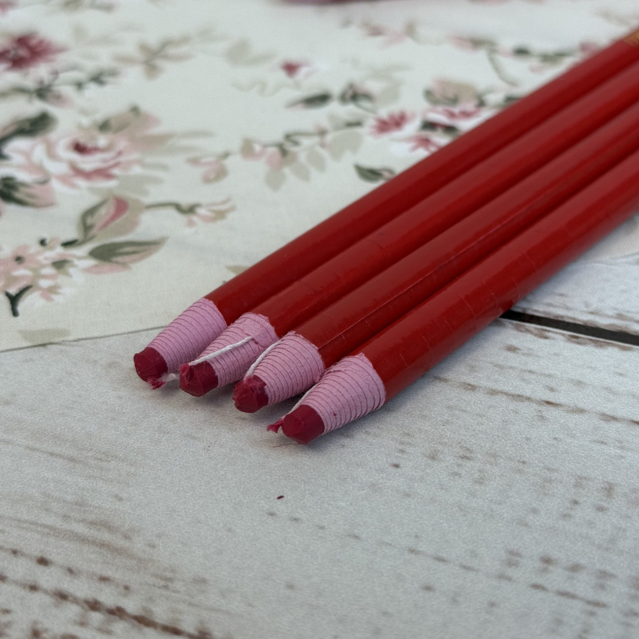 Олівець Standart для розмітки на тканині червоний, самозаточувальний (водозмивний)