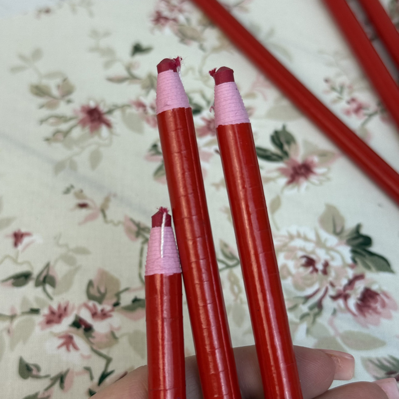 Олівець Standart для розмітки на тканині червоний, самозаточувальний (водозмивний)