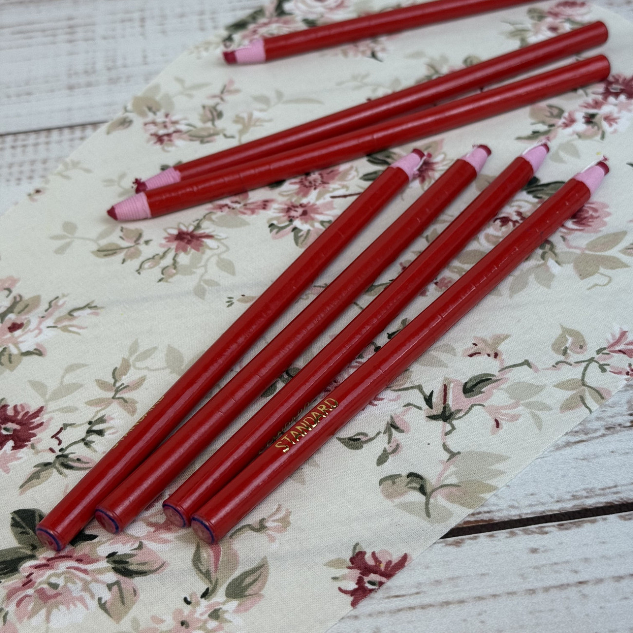 Олівець Standart для розмітки на тканині червоний, самозаточувальний (водозмивний)