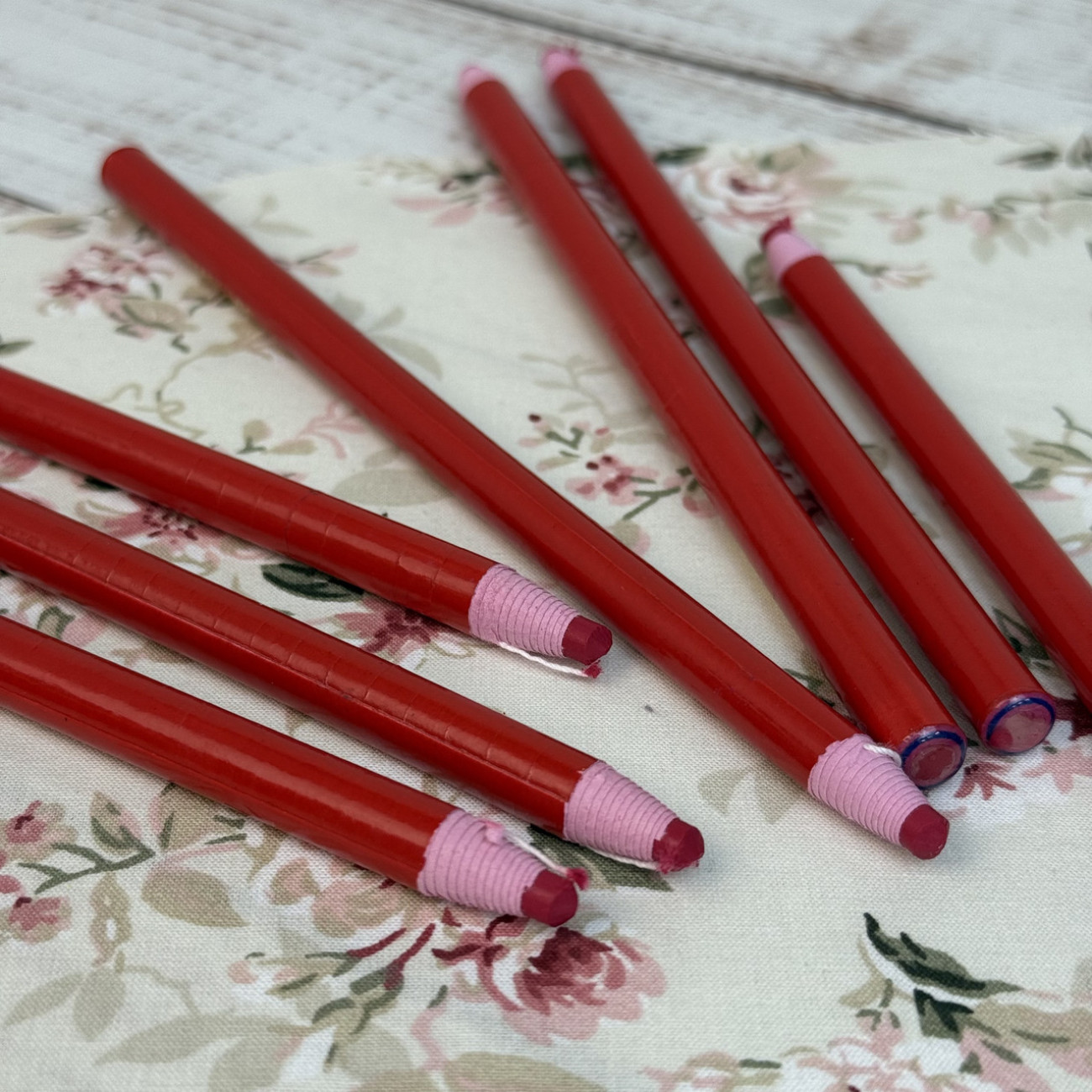 Олівець Standart для розмітки на тканині червоний, самозаточувальний (водозмивний)