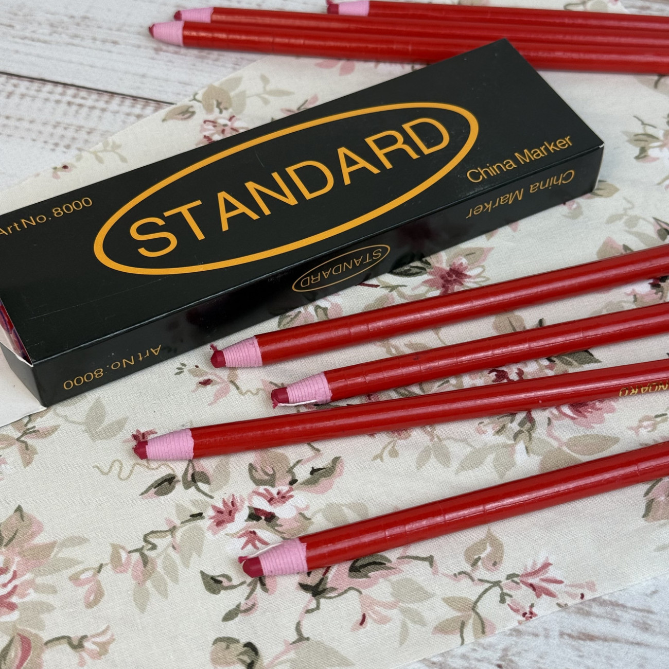 Олівець Standart для розмітки на тканині червоний, самозаточувальний (водозмивний)