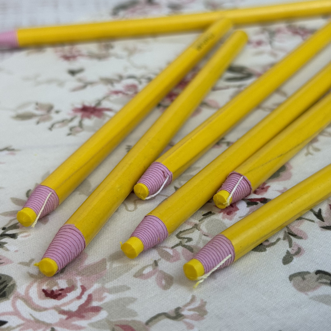 Олівець Standart для розмітки на тканині жовтий, самозаточувальний (водозмивний)