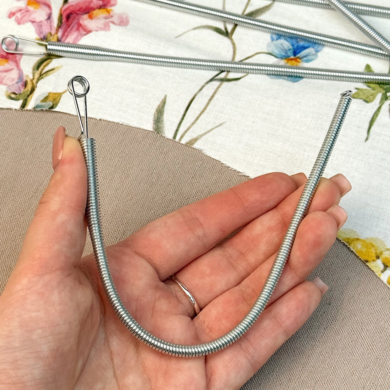 Втягувач шнурків та резинки, гнучкий металевий