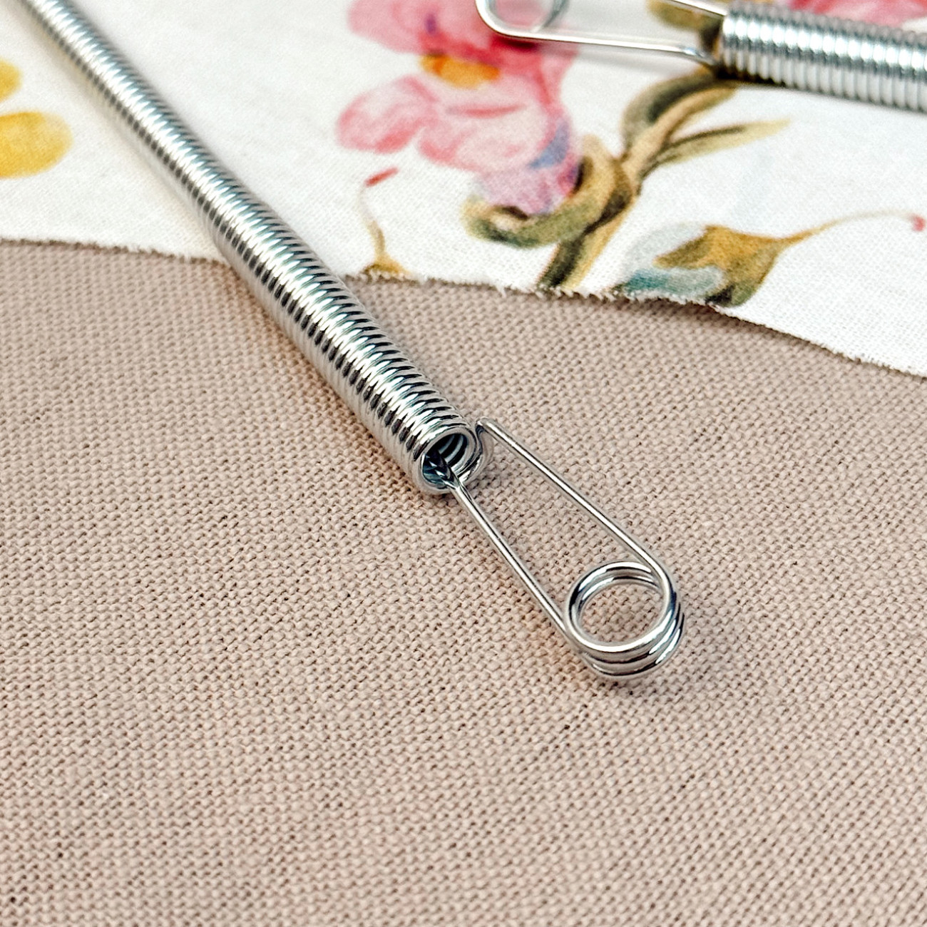 Втягувач шнурків та резинки, гнучкий металевий