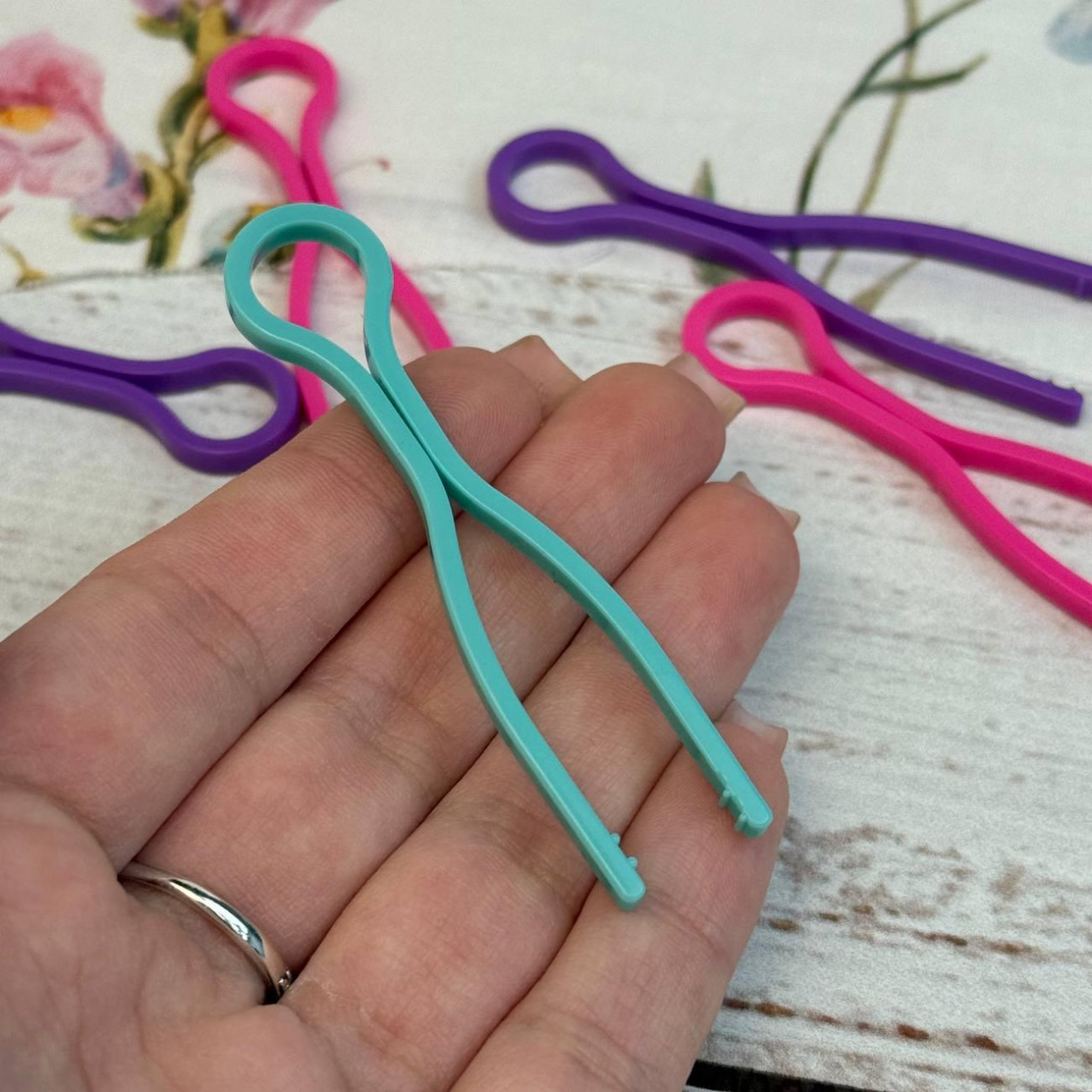 Фіксатори для шпульок пластикові