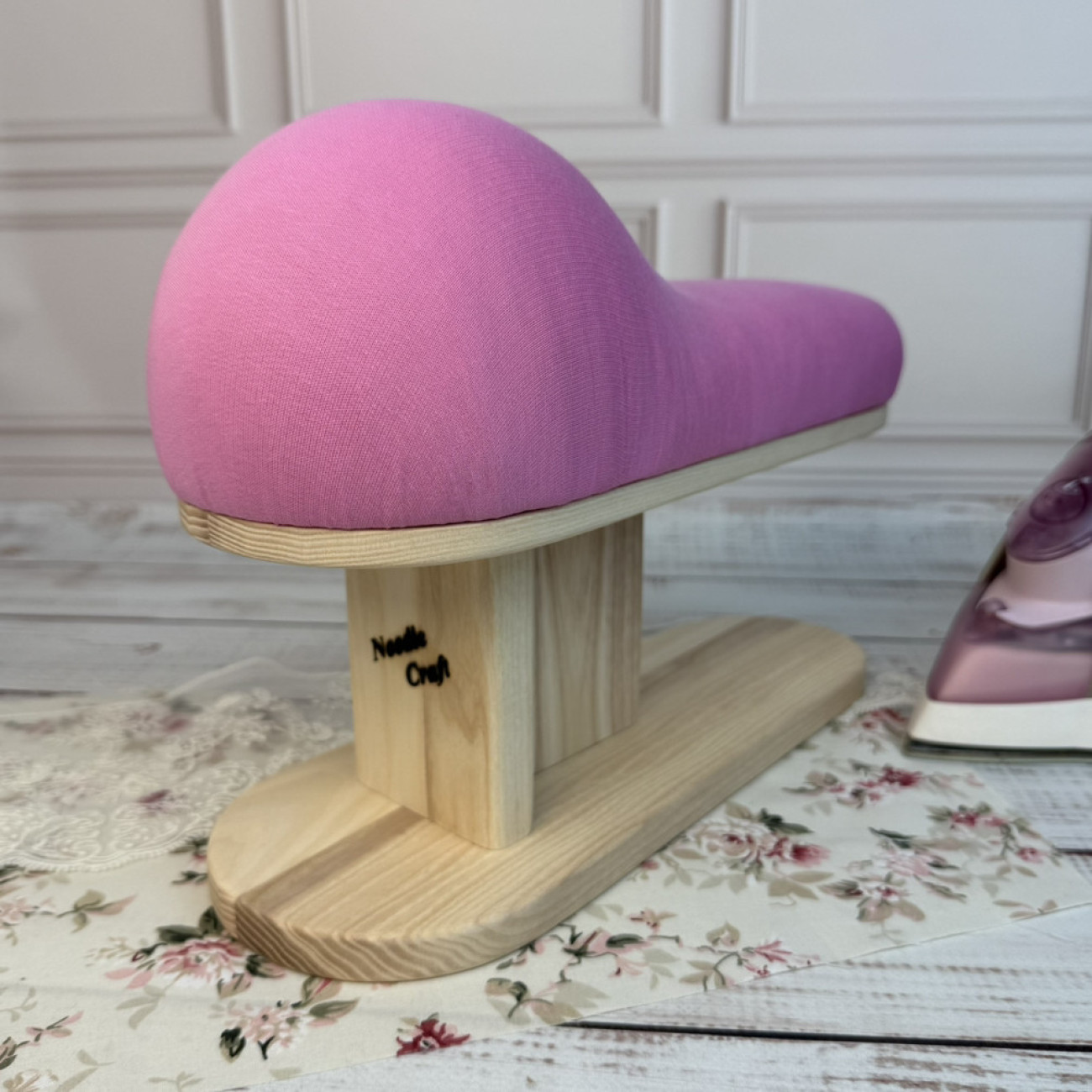 Кравецька колодка для ВТО Needle Craft Корсетна на підставці Фуксія