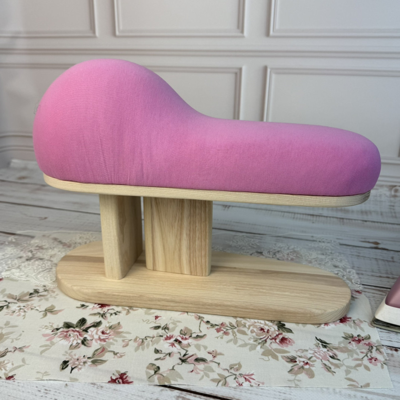 Кравецька колодка для ВТО Needle Craft Корсетна на підставці Фуксія