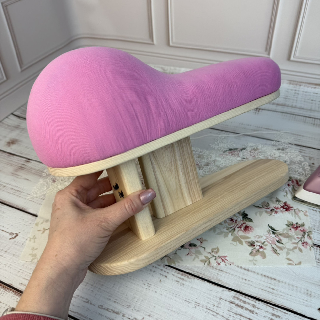 Кравецька колодка для ВТО Needle Craft Корсетна на підставці Фуксія