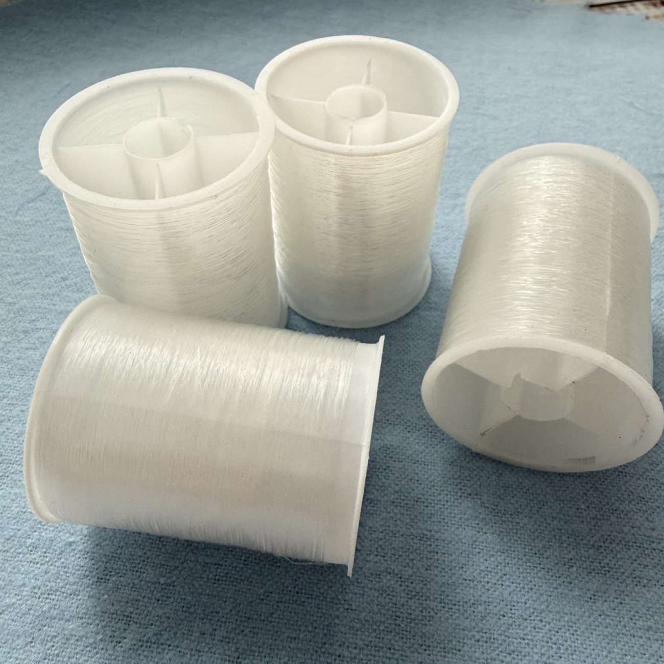 Мононитка біла, котушка