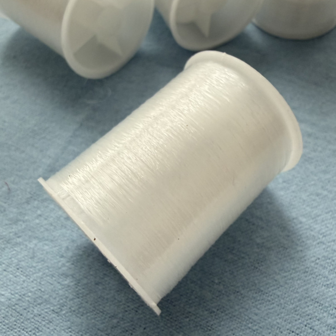 Мононитка біла, котушка