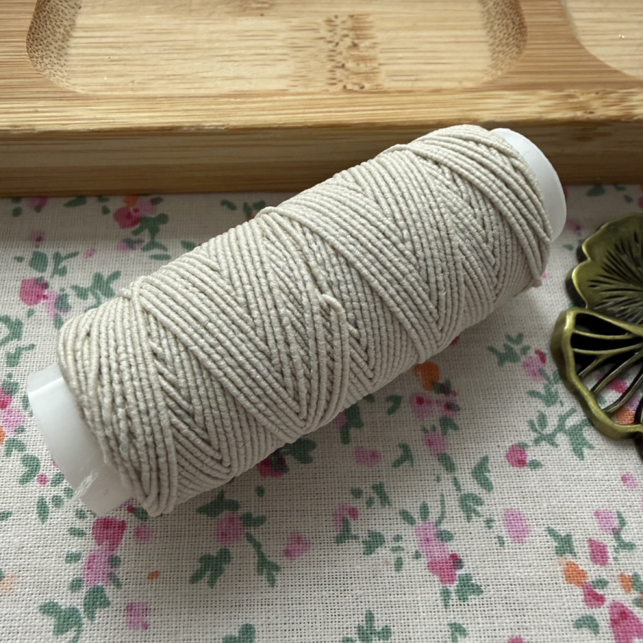 Нитка-резинка (спандекс), сіра