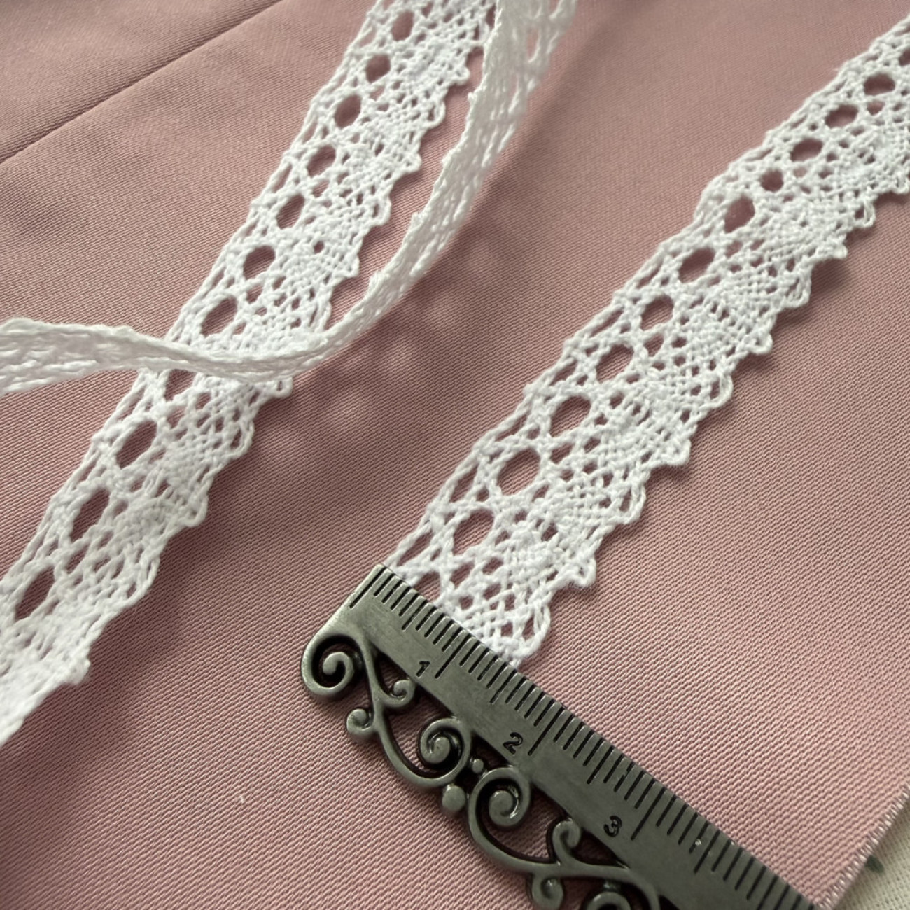 Мереживо бавовняне біле 1,7 см з ажурним краєм — для одягу, декору та рукоділля
