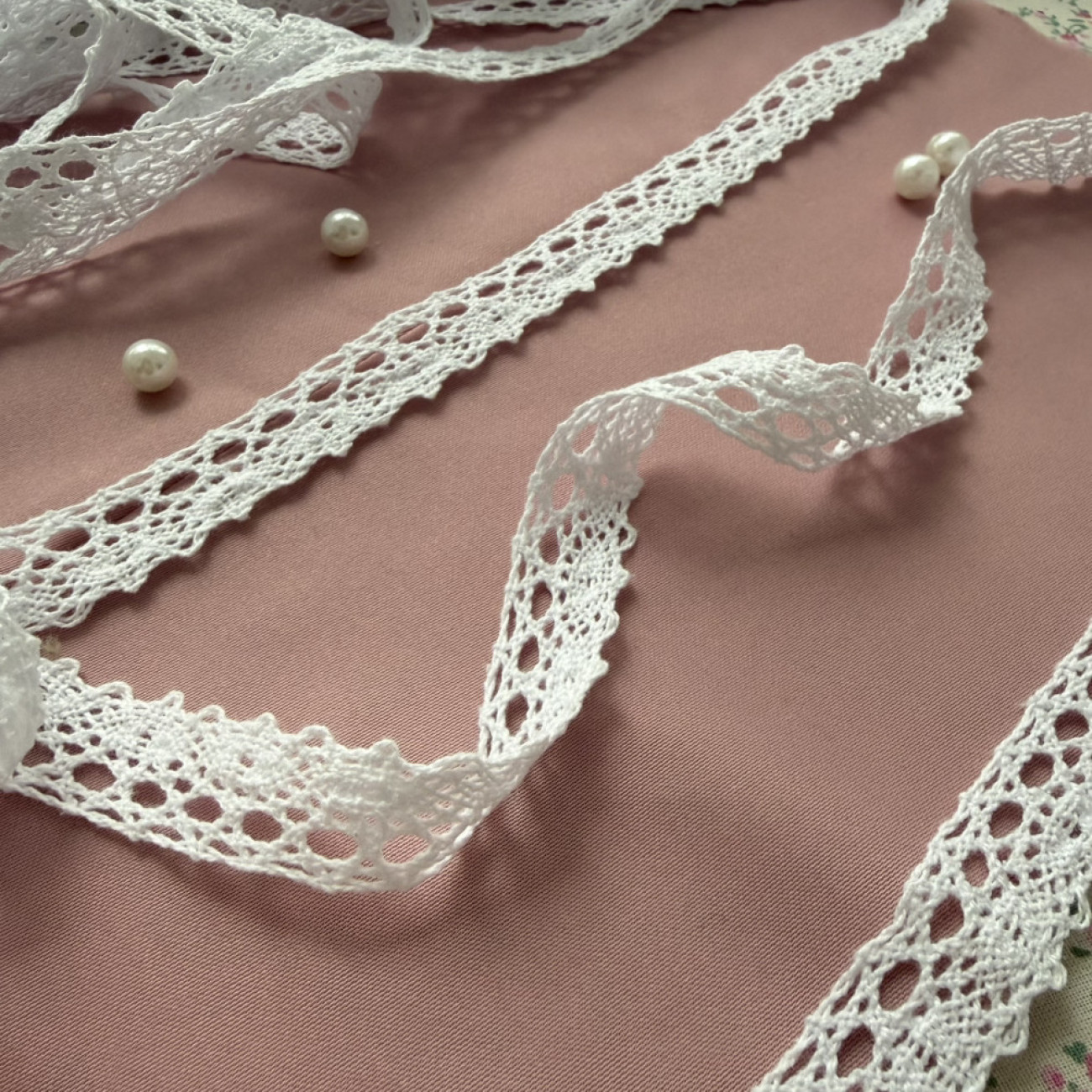 Мереживо бавовняне біле 1,7 см з ажурним краєм — для одягу, декору та рукоділля
