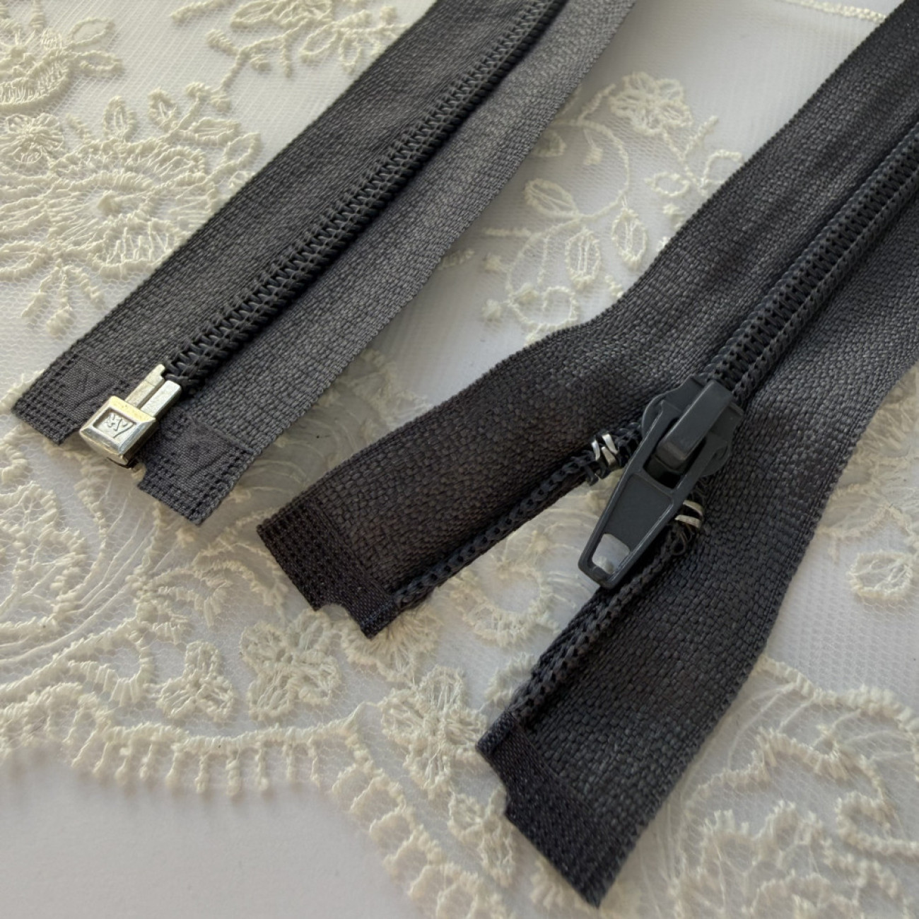 Вита блискавка роз'ємна, 55 см, темно-сіра