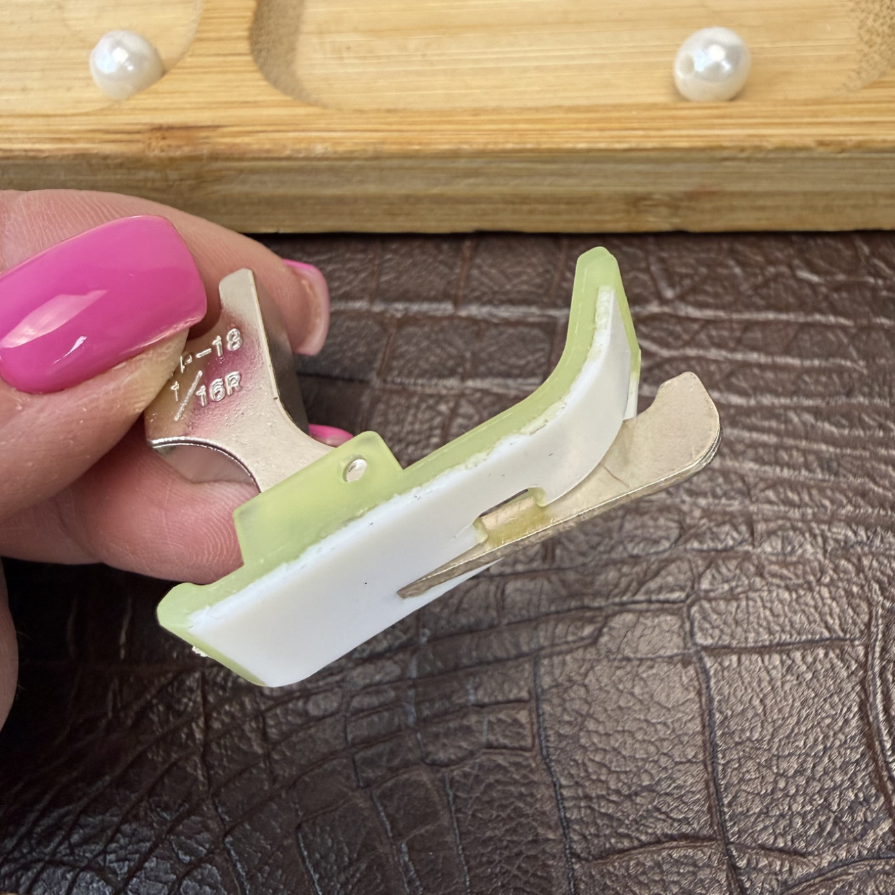 Лапка ПШМ SP-18 1/16R тефлонова для відстрочки з обмежувачем на 1,6 мм права