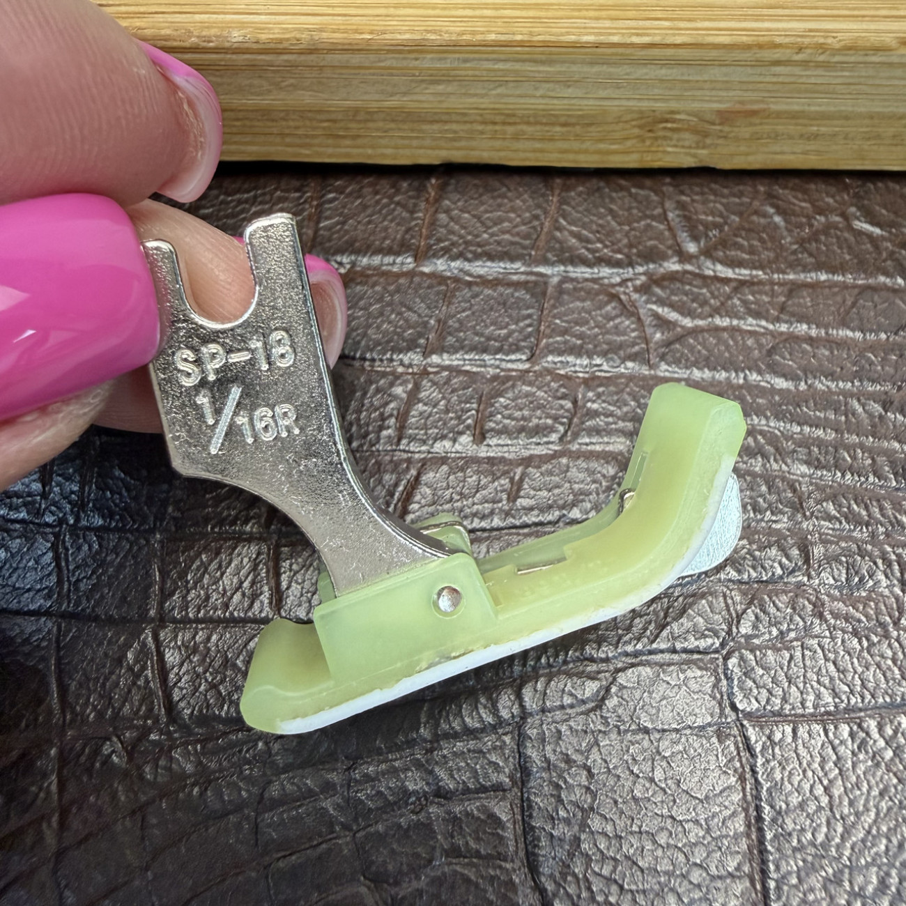 Лапка ПШМ SP-18 1/16R тефлонова для відстрочки з обмежувачем на 1,6 мм права